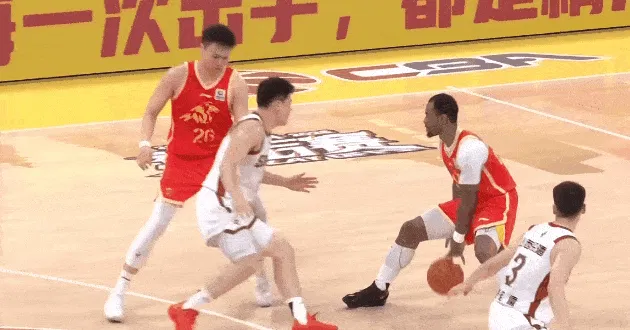 塔克造成张宁三分犯规，张宁表示先拉手对方才合球投篮